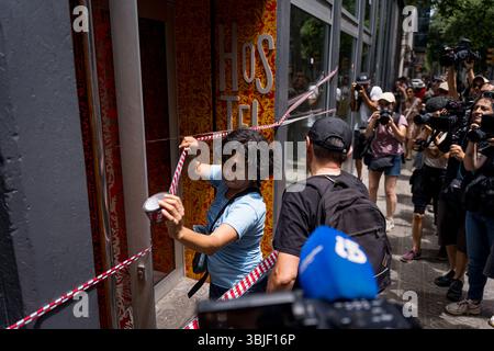 Barcelona, Spanien - 15. Juni 2025: Während der Demonstration werden Aufkleber an Touristen angebracht. Mit mehr als 20 Millionen Touristen, die im Jahr 2025 Barcelona besuchen werden, wächst die Verachtung des Massentourismus bei den Einheimischen, was auf steigende Wohnungspreise und die Überfüllung der Stadt während der Tourismussaison zurückzuführen ist. (Foto: Davide Bonaldo/SIPA USA) Stockfoto