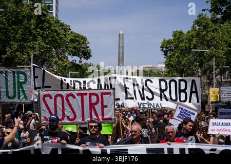 Barcelona, Spanien - 15. Juni 2025: Während der Demonstration werden Menschen mit Plakaten gesehen. Mit mehr als 20 Millionen Touristen, die im Jahr 2025 Barcelona besuchen werden, wächst die Verachtung des Massentourismus bei den Einheimischen, was auf steigende Wohnungspreise und die Überfüllung der Stadt während der Tourismussaison zurückzuführen ist. (Foto: Davide Bonaldo/SIPA USA) Stockfoto