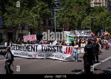 Barcelona, Spanien - 15. Juni 2025: Während der Demonstration werden Menschen mit Plakaten gesehen. Mit mehr als 20 Millionen Touristen, die im Jahr 2025 Barcelona besuchen werden, wächst die Verachtung des Massentourismus bei den Einheimischen, was auf steigende Wohnungspreise und die Überfüllung der Stadt während der Tourismussaison zurückzuführen ist. (Foto: Davide Bonaldo/SIPA USA) Stockfoto