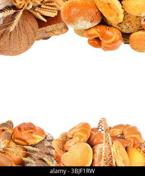 Rahmen aus frischen Brotprodukten, isoliert auf weißem Hintergrund. Collage. Stockfoto