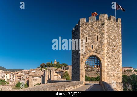 BEOBACHTEN SIE DIE ALTE BRÜCKE DES TURMS BESALU GIRONA KATALONIEN SPANIEN Stockfoto