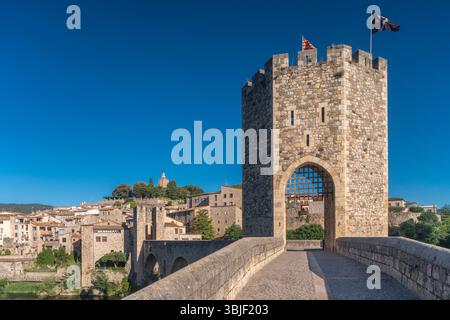 BEOBACHTEN SIE DIE ALTE BRÜCKE DES TURMS BESALU GIRONA KATALONIEN SPANIEN Stockfoto