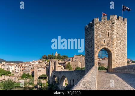 BEOBACHTEN SIE DIE ALTE BRÜCKE DES TURMS BESALU GIRONA KATALONIEN SPANIEN Stockfoto
