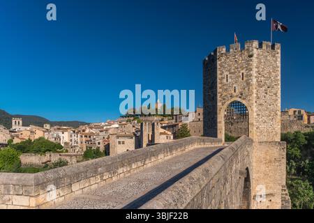 BEOBACHTEN SIE DIE ALTE BRÜCKE DES TURMS BESALU GIRONA KATALONIEN SPANIEN Stockfoto