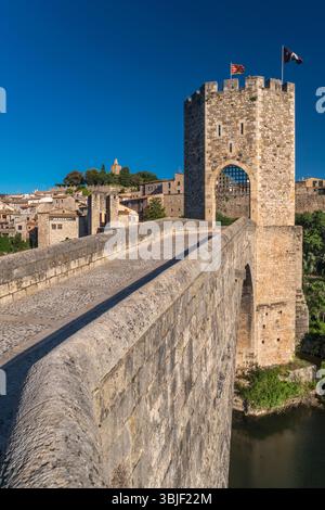 BEOBACHTEN SIE DIE ALTE BRÜCKE DES TURMS BESALU GIRONA KATALONIEN SPANIEN Stockfoto