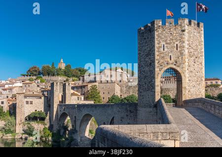 BEOBACHTEN SIE DIE ALTE BRÜCKE DES TURMS BESALU GIRONA KATALONIEN SPANIEN Stockfoto