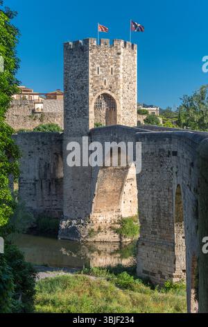 BEOBACHTEN SIE DIE ALTE BRÜCKE DES TURMS BESALU GIRONA KATALONIEN SPANIEN Stockfoto
