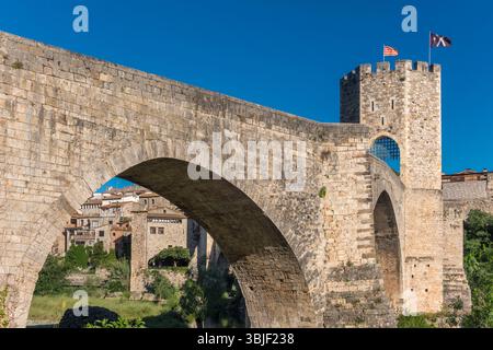 BEOBACHTEN SIE DIE ALTE BRÜCKE DES TURMS BESALU GIRONA KATALONIEN SPANIEN Stockfoto