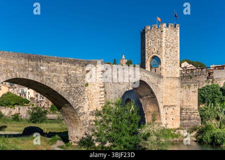BEOBACHTEN SIE DIE ALTE BRÜCKE DES TURMS BESALU GIRONA KATALONIEN SPANIEN Stockfoto