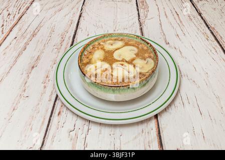 Während Wontons in China hauptsächlich gekochte Teigtaschen sind, die in Suppe serviert werden, Stockfoto