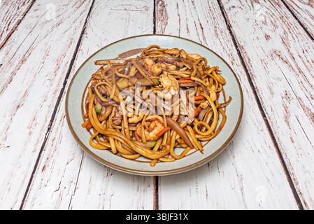 Authentische Versionen von Cow mein sind viel vielfältiger, mit verschiedenen Nudelarten und Kochtechniken (einige führen zu knusprigen Nudeln) Stockfoto