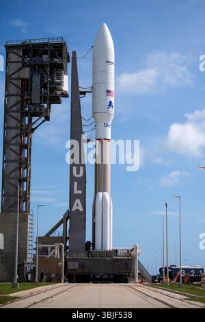 Cape Canaveral, Usa. Juni 2025. Die Atlas-V-Rakete der United Launch Alliance befindet sich am Sonntag, den 15. Juni 2025, auf dem Space Launch Complex 41 auf der Cape Canaveral Space Force Station in Cape Canaveral, Florida. Der Start der ULA ist für den 16. Juni geplant und wird die zweite Charge von Project Kuiper Satelliten für Amazon ins All bringen. Projekt Kuiper ist das Satelliten-Breitbandnetz von Amazon mit niedriger Erdumlaufbahn für Internetdienste auf der ganzen Welt. Foto: Kate Benic/UPI Credit: UPI/Alamy Live News Stockfoto