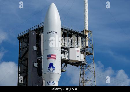 Cape Canaveral, Usa. Juni 2025. Die Atlas-V-Rakete der United Launch Alliance befindet sich am Sonntag, den 15. Juni 2025, auf dem Space Launch Complex 41 auf der Cape Canaveral Space Force Station in Cape Canaveral, Florida. Der Start der ULA ist für den 16. Juni geplant und wird die zweite Charge von Project Kuiper Satelliten für Amazon ins All bringen. Projekt Kuiper ist das Satelliten-Breitbandnetz von Amazon mit niedriger Erdumlaufbahn für Internetdienste auf der ganzen Welt. Foto: Pat Benic/UPI Credit: UPI/Alamy Live News Stockfoto