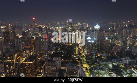 Beleuchtete Wolkenkratzer und Lumpini Park in Bangkok Stockfoto