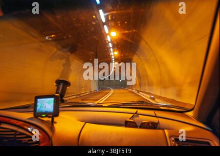 Einer der vielen großen Tunnel, die man durchqueren muss, der durch die alpes führt. Stockfoto