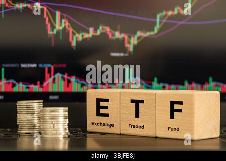 Symbol ETF, Akronim Exchange Traded Fund, Geschäfts- und Finanzkonzept. Holzwürfel mit einem ETF-Symbol auf einem Aktienkartenhintergrund, Finanzsektor. Stockfoto