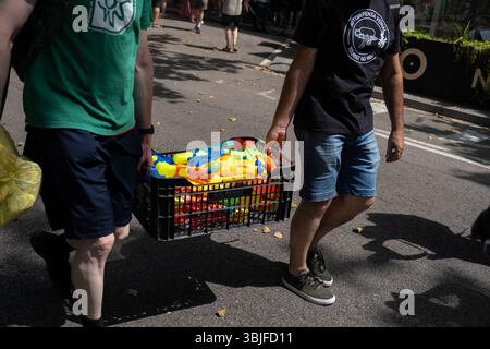 Barcelona, Spanien. Juni 2025. Während der Demonstration tragen die Demonstranten die berühmten Wasserpistolen, die heute ein Symbol gegen Massentourismus sind. Mehr als tausend Demonstranten marschierten durch das Zentrum Barcelonas zur Basilika Sagrada Família gegen die touristische Gestaltung Barcelonas, die prekäre Arbeitsplätze im Dienstleistungssektor schafft und die Immobilienpreise erhöht. Quelle: SOPA Images Limited/Alamy Live News Stockfoto