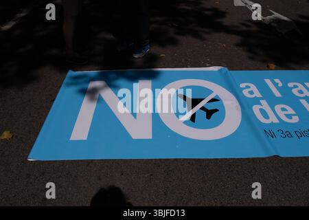 Barcelona, Spanien. Juni 2025. Während der Demonstration ist ein Zeichen gegen den Ausbau des Flughafens Barcelona zu sehen. Mehr als tausend Demonstranten marschierten durch das Zentrum Barcelonas zur Basilika Sagrada Família gegen die touristische Gestaltung Barcelonas, die prekäre Arbeitsplätze im Dienstleistungssektor schafft und die Immobilienpreise erhöht. Quelle: SOPA Images Limited/Alamy Live News Stockfoto