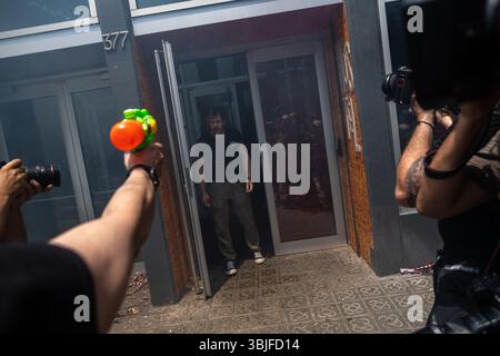 Barcelona, Spanien. Juni 2025. Demonstranten greifen das Generator Hostel Barcelona Design Hotel mit Wasserpistolen während einer Demonstration gegen Massentourismus an. Mehr als tausend Demonstranten marschierten durch das Zentrum Barcelonas zur Basilika Sagrada Família gegen die touristische Gestaltung Barcelonas, die prekäre Arbeitsplätze im Dienstleistungssektor schafft und die Immobilienpreise erhöht. Quelle: SOPA Images Limited/Alamy Live News Stockfoto