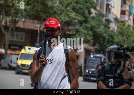Barcelona, Spanien. Juni 2025. Ein mutmaßlicher Trump-Unterstützer wird von der Demonstration ausgeschlossen und mit Wasserpistolen besprüht. Mehr als tausend Demonstranten marschierten durch das Zentrum Barcelonas zur Basilika Sagrada Família gegen die touristische Gestaltung Barcelonas, die prekäre Arbeitsplätze im Dienstleistungssektor schafft und die Immobilienpreise erhöht. Quelle: SOPA Images Limited/Alamy Live News Stockfoto