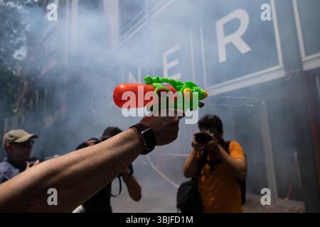 Barcelona, Spanien. Juni 2025. Demonstranten greifen das Generator Hostel Barcelona Design Hotel mit Wasserpistolen während einer Demonstration gegen Massentourismus an. Mehr als tausend Demonstranten marschierten durch das Zentrum Barcelonas zur Basilika Sagrada Família gegen die touristische Gestaltung Barcelonas, die prekäre Arbeitsplätze im Dienstleistungssektor schafft und die Immobilienpreise erhöht. Quelle: SOPA Images Limited/Alamy Live News Stockfoto