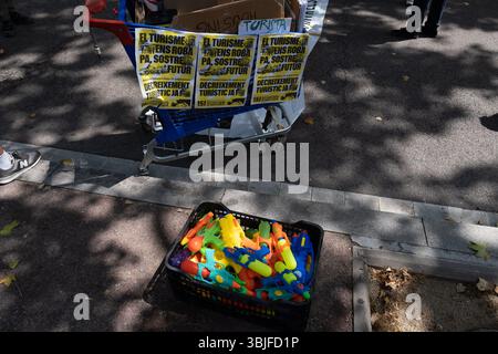 Barcelona, Spanien. Juni 2025. Die berühmten Wasserpistolen, heute ein Symbol gegen Massentourismus, werden während der Demonstration gesehen. Mehr als tausend Demonstranten marschierten durch das Zentrum Barcelonas zur Basilika Sagrada Família gegen die touristische Gestaltung Barcelonas, die prekäre Arbeitsplätze im Dienstleistungssektor schafft und die Immobilienpreise erhöht. Quelle: SOPA Images Limited/Alamy Live News Stockfoto