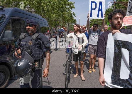 Barcelona, Spanien. Juni 2025. Während einer Demonstration gegen den Massentourismus rufen Demonstranten Slogans, während sie Banner und Plakate unter katalanischen Polizeibeamten tragen. Mehr als tausend Demonstranten marschierten durch das Zentrum Barcelonas zur Basilika Sagrada Família gegen die touristische Gestaltung Barcelonas, die prekäre Arbeitsplätze im Dienstleistungssektor schafft und die Immobilienpreise erhöht. Quelle: SOPA Images Limited/Alamy Live News Stockfoto