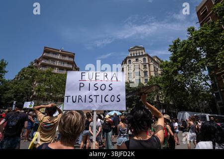 Barcelona, Spanien. Juni 2025. Ein Demonstrant hält ein Plakat, das seine Meinung gegen Touristenwohnungen während einer Demonstration zum Ausdruck bringt. Mehr als tausend Demonstranten marschierten durch das Zentrum Barcelonas zur Basilika Sagrada Família gegen die touristische Gestaltung Barcelonas, die prekäre Arbeitsplätze im Dienstleistungssektor schafft und die Immobilienpreise erhöht. Quelle: SOPA Images Limited/Alamy Live News Stockfoto