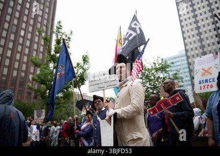 Philadelphia, PA, USA. Am 14. Juni 2025 versammelten sich etwa 80.000 Demonstranten in Philadelphia zu einem Protest gegen die „No Kings“, einer von 2.000 im ganzen Land. Millionen US-Amerikaner verurteilten landesweit die anhaltende Überschreitung der Exekutive von Präsident Donald Trump. Quelle: Diego Montoya/Alamy Live News Stockfoto