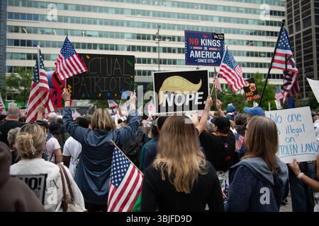 Philadelphia, PA, USA. Am 14. Juni 2025 versammelten sich etwa 80.000 Demonstranten in Philadelphia zu einem Protest gegen die „No Kings“, einer von 2.000 im ganzen Land. Millionen US-Amerikaner verurteilten landesweit die anhaltende Überschreitung der Exekutive von Präsident Donald Trump. Quelle: Diego Montoya/Alamy Live News Stockfoto