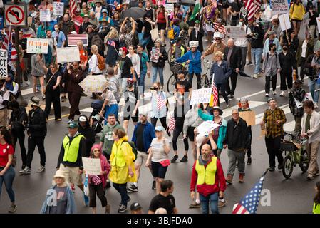 Philadelphia, PA, USA. Am 14. Juni 2025 versammelten sich etwa 80.000 Demonstranten in Philadelphia zu einem Protest gegen die „No Kings“, einer von 2.000 im ganzen Land. Millionen US-Amerikaner verurteilten landesweit die anhaltende Überschreitung der Exekutive von Präsident Donald Trump. Quelle: Diego Montoya/Alamy Live News Stockfoto