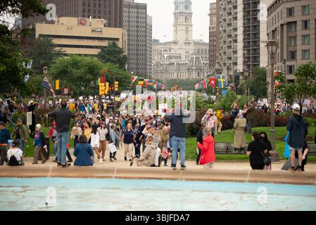 Philadelphia, PA, USA. Am 14. Juni 2025 versammelten sich etwa 80.000 Demonstranten in Philadelphia zu einem Protest gegen die „No Kings“, einer von 2.000 im ganzen Land. Millionen US-Amerikaner verurteilten landesweit die anhaltende Überschreitung der Exekutive von Präsident Donald Trump. Quelle: Diego Montoya/Alamy Live News Stockfoto