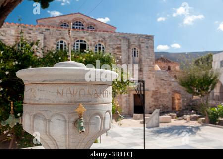 Marmorbrunnen mit griechischer Schrift, am Vorhof des byzantinischen Klosters Panagia Katapoliani (Jungfrau Maria) in Parikia, Insel Paros. Stockfoto