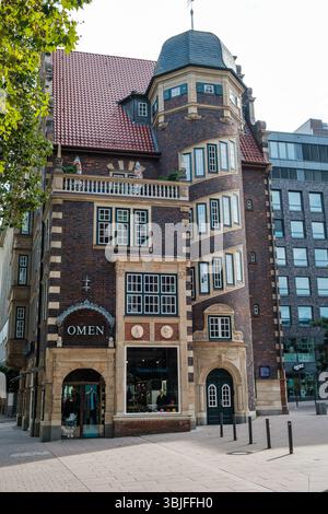 Hamburg, Deutschland - 15.09.2024: Blick von der Mönckebergstraße zum Hulbe-Haus mit Geschäften in der Hamburger Innenstadt. Stockfoto