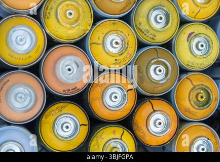 Sprühdosen aus urbaner Kunstperspektive Stockfoto