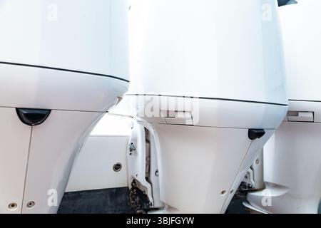 Drei weiße Außenbordmotoren am Heck des Motorbootes. Stockfoto