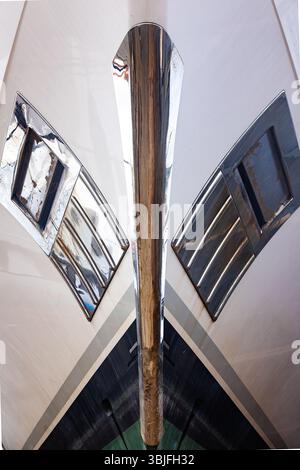 Luxusyacht mit zwei Ankern, Vorderansicht. Stockfoto