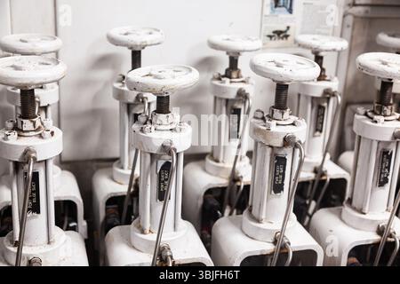 Ventilsystem mit Rohren im Maschinenraum am Behälter. Stockfoto