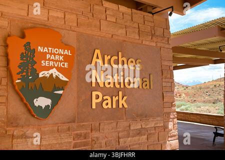 Moab, Utah, USA - 25. Mai 2025: Eintritt zum Besucherzentrum im Arches National Park in Moab Stockfoto