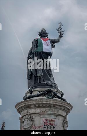 Paris, Frankreich - 06 14 2025: Demonstration zur Unterstützung Palästinas. Blick auf das Denkmal der Republik am Place de La République Stockfoto