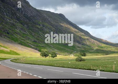Blick auf den Kamm von Stob Coire Leith und Meall Dearg vom Boden des Glencoe Valley und der A82 Road, Schottland, Großbritannien Stockfoto