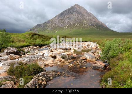 Buachaille Etive Mor und River Coupall Wasserfälle im Gebiet von Glencoe in Schottland, Großbritannien. Stockfoto
