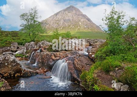 Buachaille Etive Mor und River Coupall Wasserfälle im Gebiet von Glencoe in Schottland, Großbritannien. Stockfoto