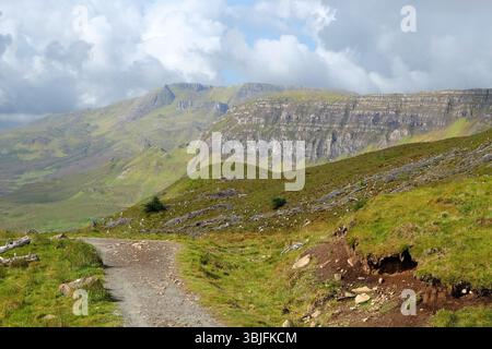Basaltfelsenformationen und Klippen des Trotternish Ridge der Isle of Skye in Schottland, Großbritannien. Stockfoto