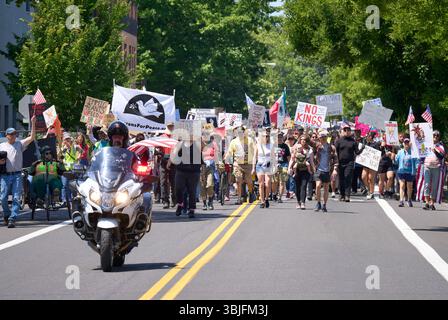 Demonstration pro Demokratie in Eugene, Oregon, am 14. Juni 2025, mit Tausenden marschierten, um den No Kings Day zu feiern. Stockfoto