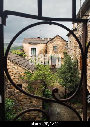 Rustikale Steinhäuser im Dorf Guaso, eingerahmt von kunstvollem Schmiedeeisen. Pyrenäenarchitektur, Ländliche Landschaft, Traditionelles Spanien, Spanische Pyrenäen Stockfoto