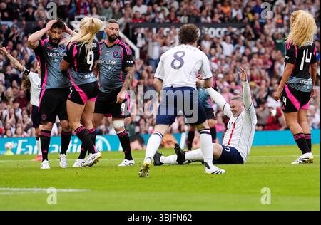 Der englische Spielertrainer Wayne Rooney (Mitte rechts) feiert das erste Tor ihrer Mannschaft während der Soccer Aid für UNICEF 2025 in Old Trafford, Manchester. Bilddatum: Sonntag, 15. Juni 2025. Stockfoto