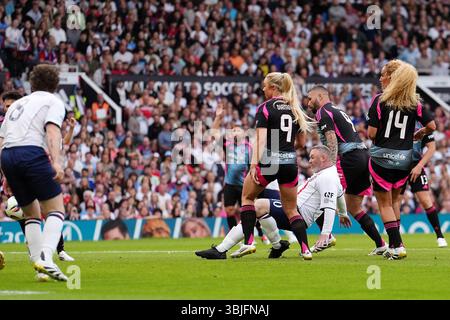 Der englische Spielertrainer Wayne Rooney (Mitte rechts) erzielt das erste Tor ihrer Mannschaft während der Soccer Aid für UNICEF 2025 in Old Trafford, Manchester. Bilddatum: Sonntag, 15. Juni 2025. Stockfoto