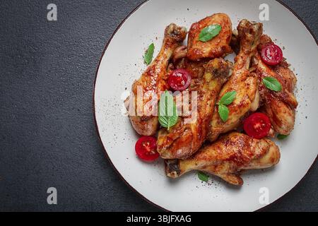 Gebratene Hähnchenschenkel, in Sojasauce, Gewürze, Kräuter, Draufsicht, hausgemacht Stockfoto