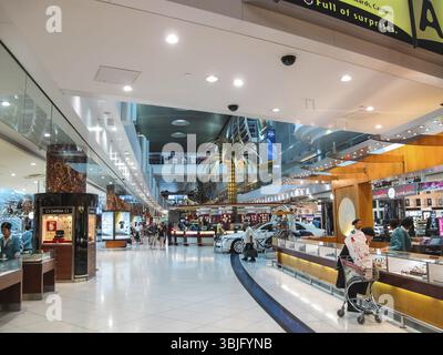 Dubai Airport, VAE - 11. Juni 2010: Dubai Passenger Airport in den Vereinigten Arabischen Emiraten, Inneres des Flughafens Stockfoto